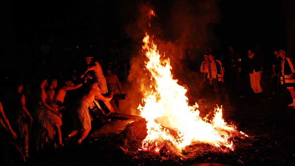 火で焼かれる神輿